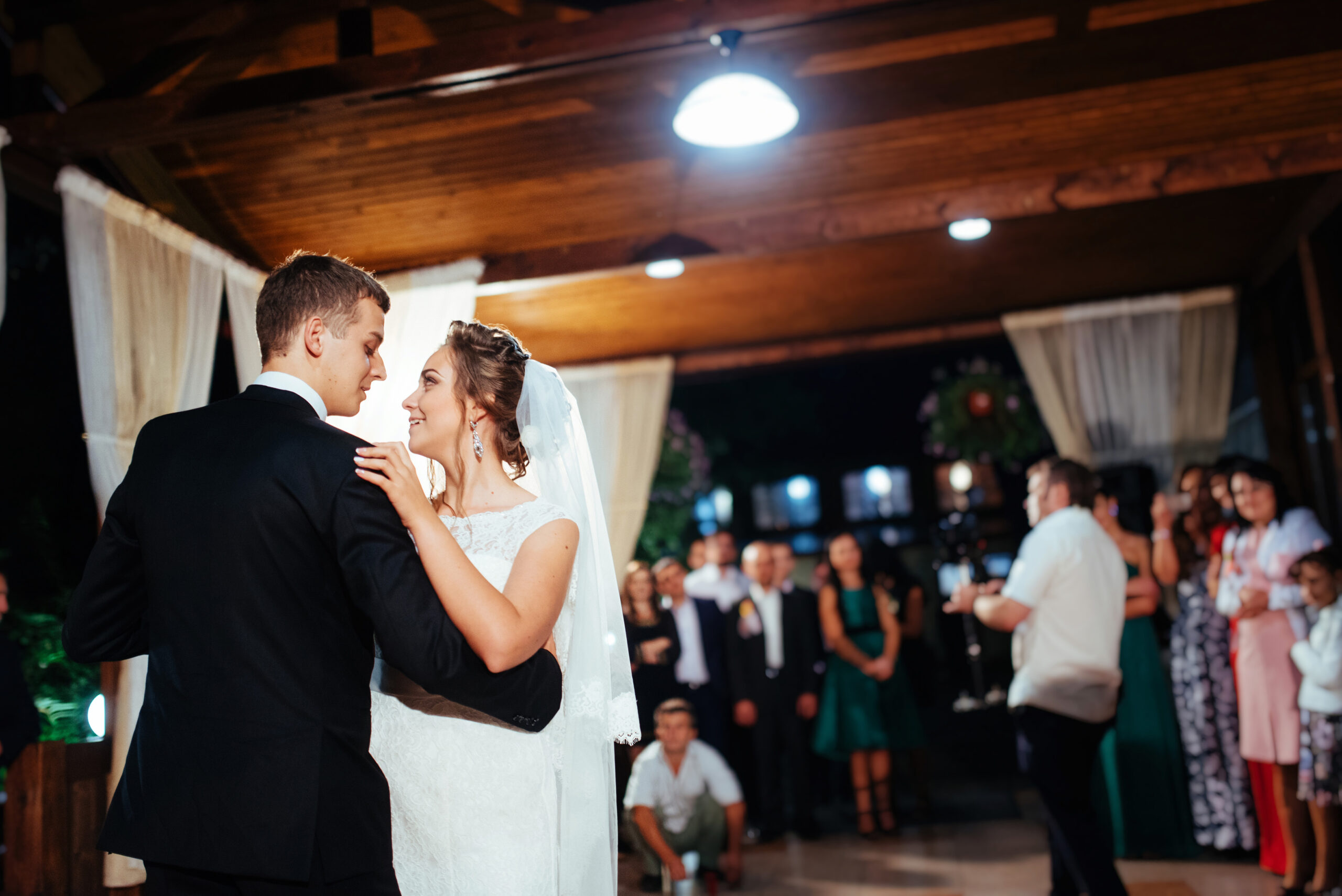 Planning a Wedding: How to Hire the Right DJ