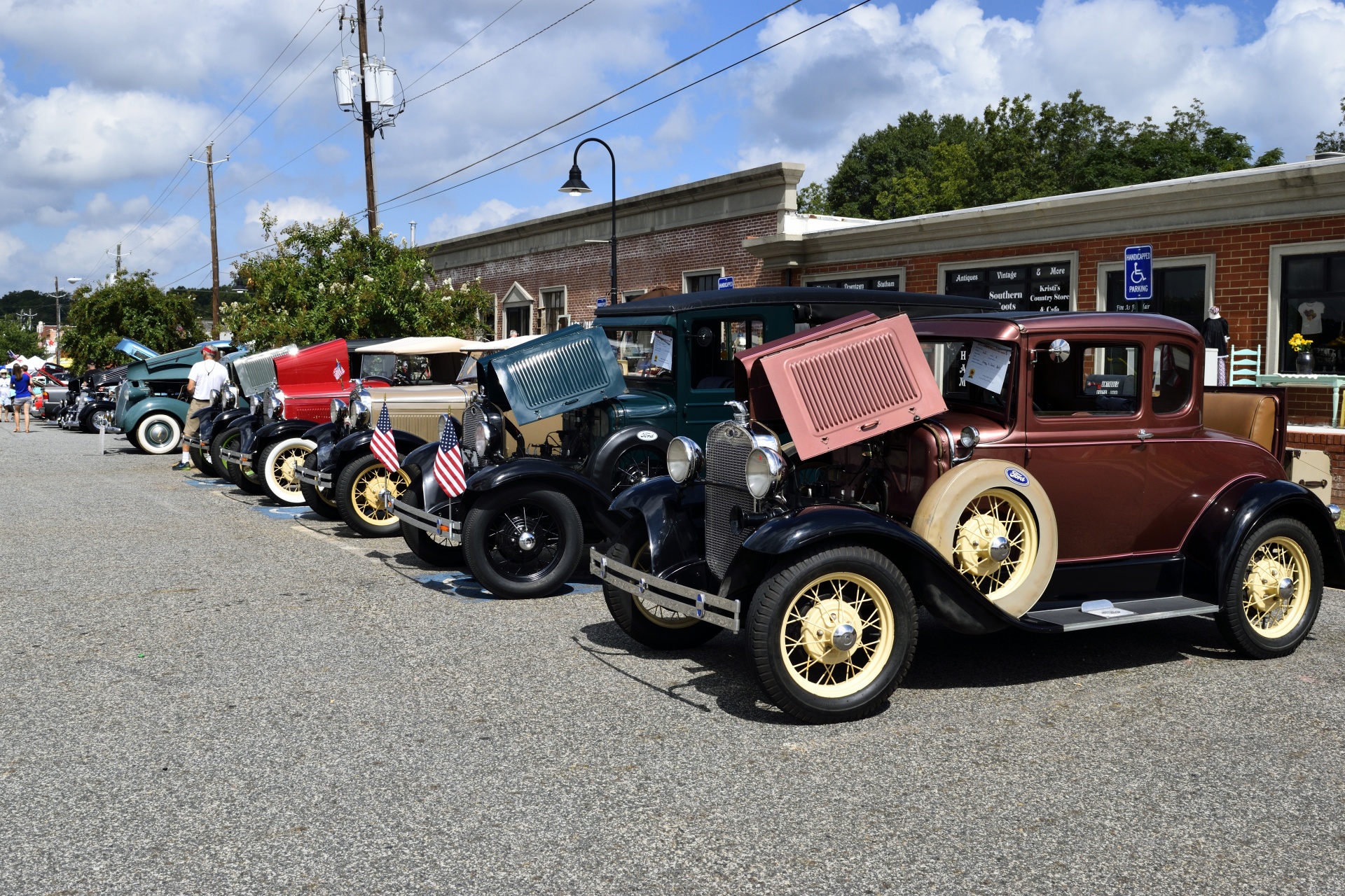 Tips for Hiring a DJ for a Car Show